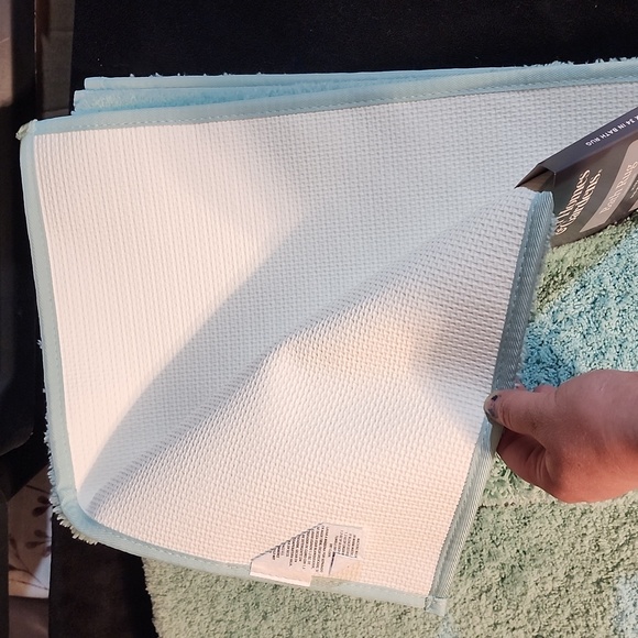 Better Homes and Gardens bath rugs - Picture 3 of 4